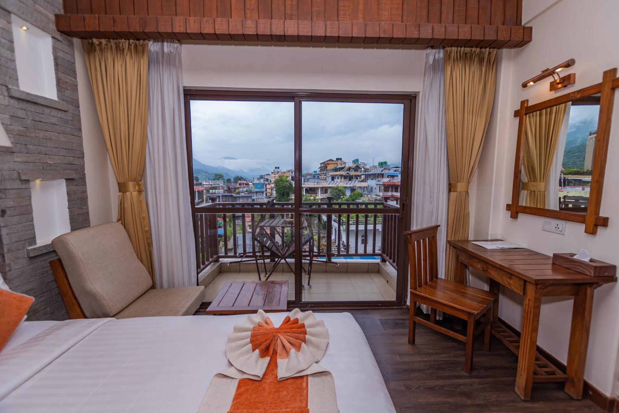 Готель Pokhara Batika Екстер'єр фото