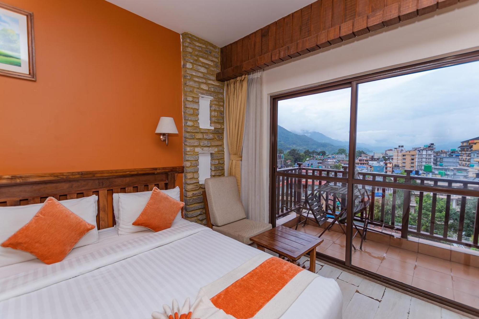 Готель Pokhara Batika Екстер'єр фото