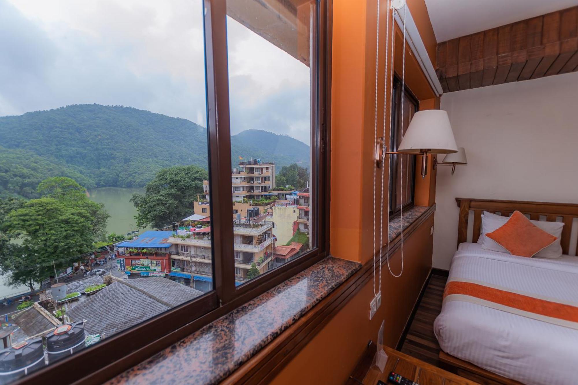 Готель Pokhara Batika Екстер'єр фото