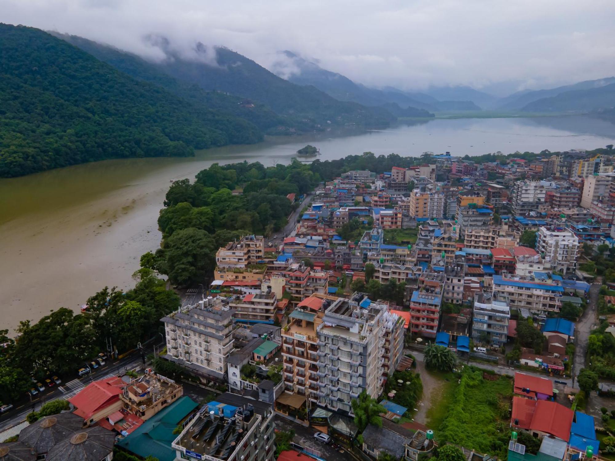 Готель Pokhara Batika Екстер'єр фото