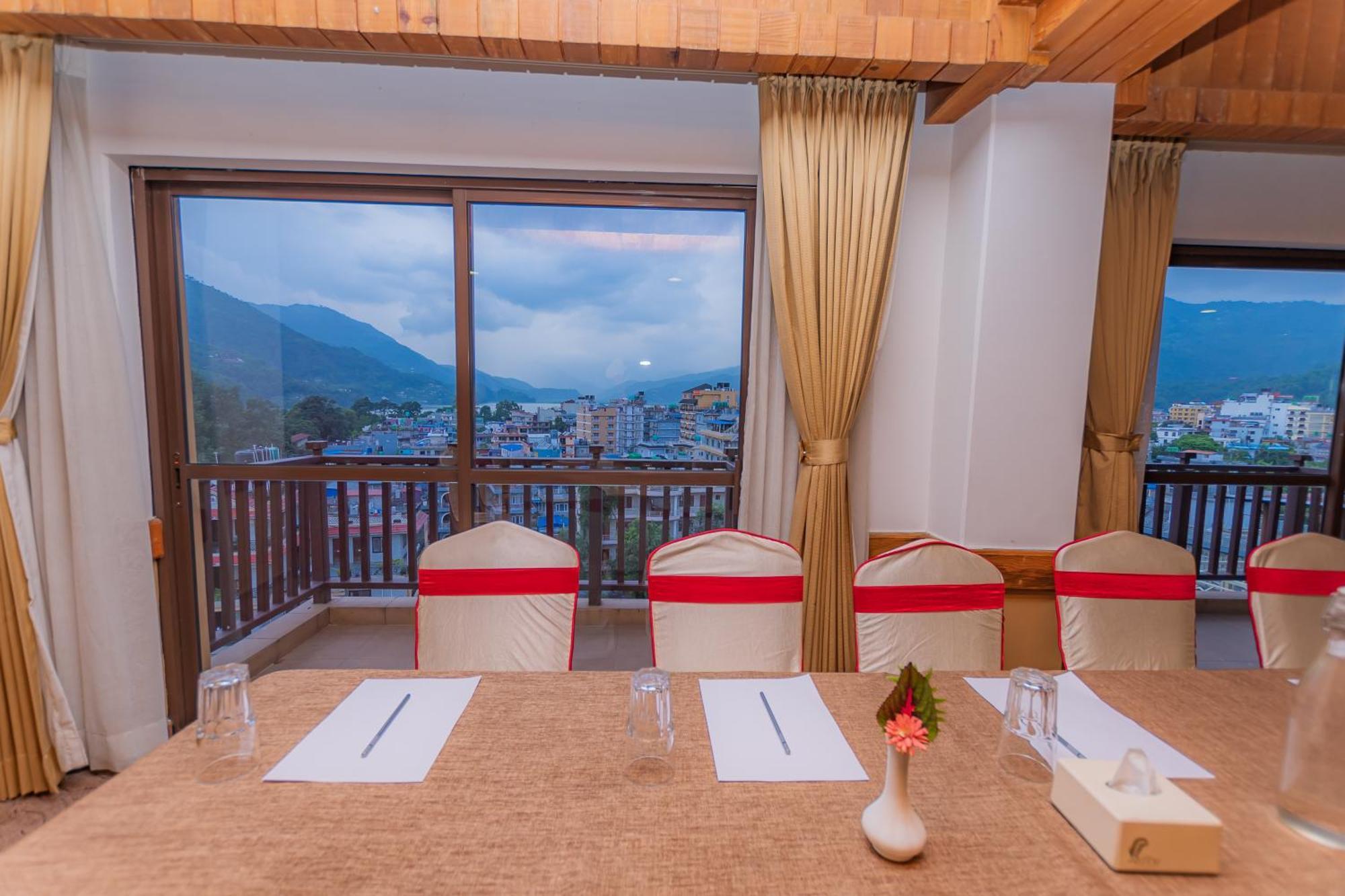 Готель Pokhara Batika Екстер'єр фото