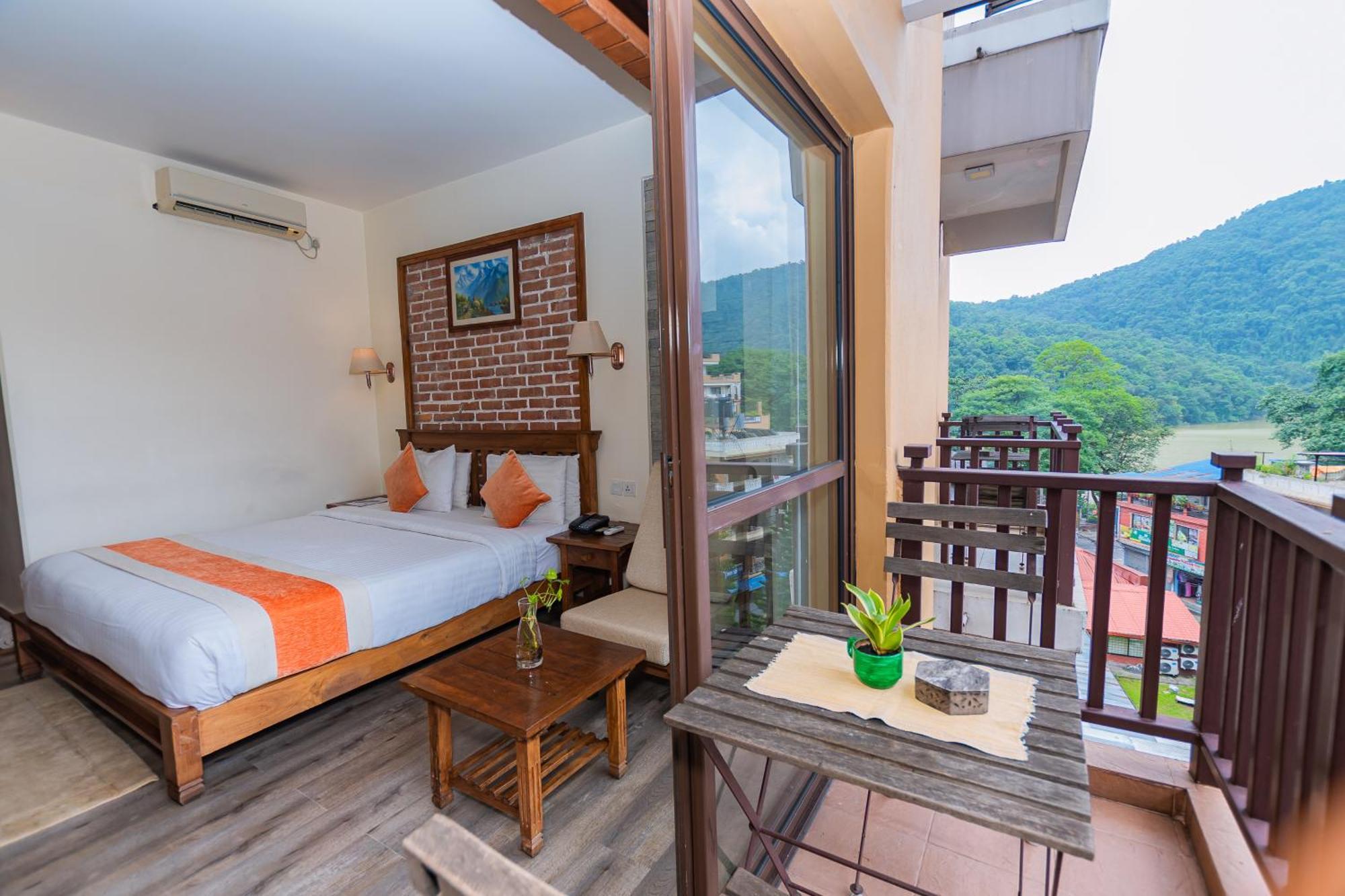 Готель Pokhara Batika Екстер'єр фото