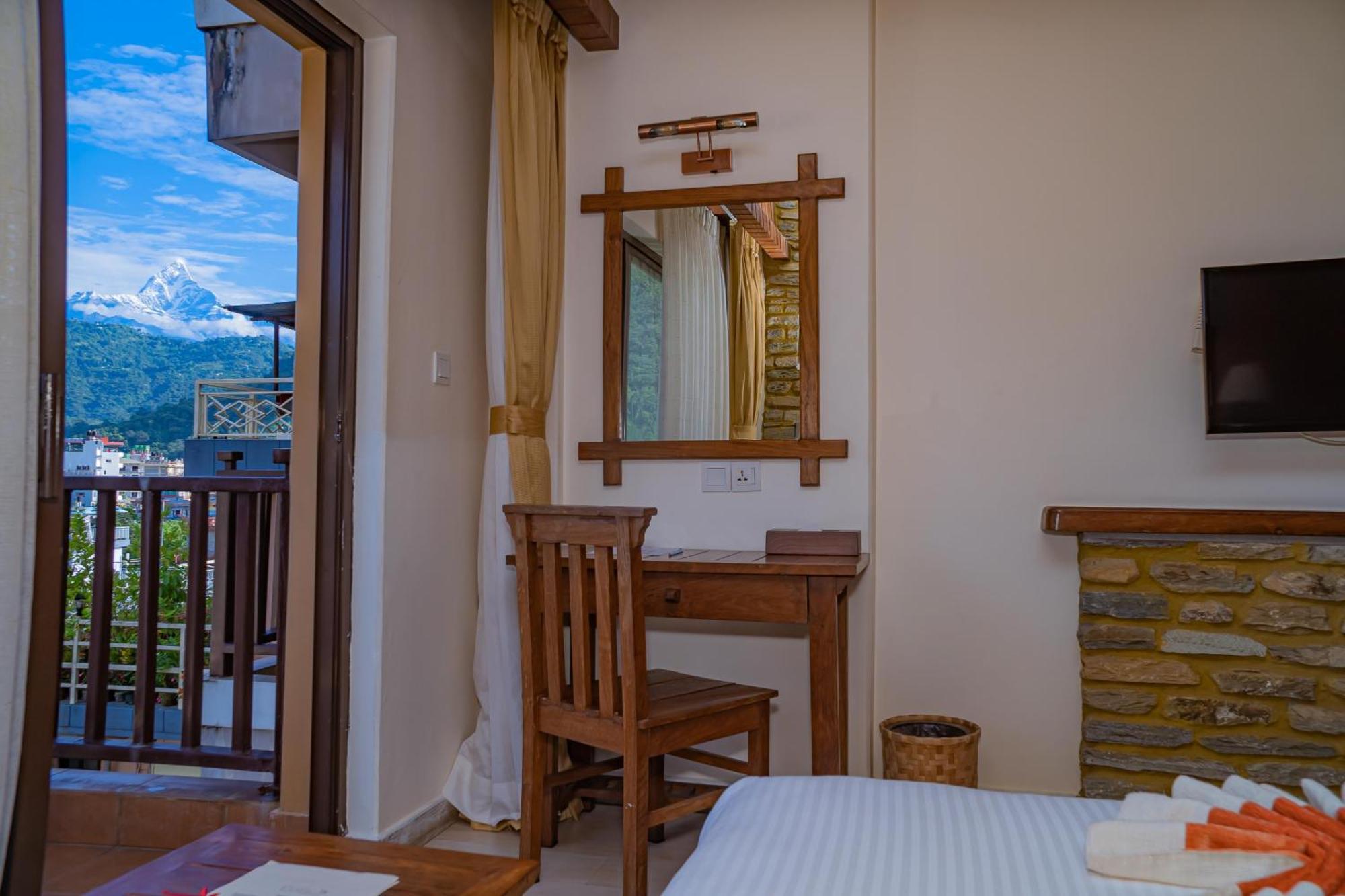 Готель Pokhara Batika Екстер'єр фото