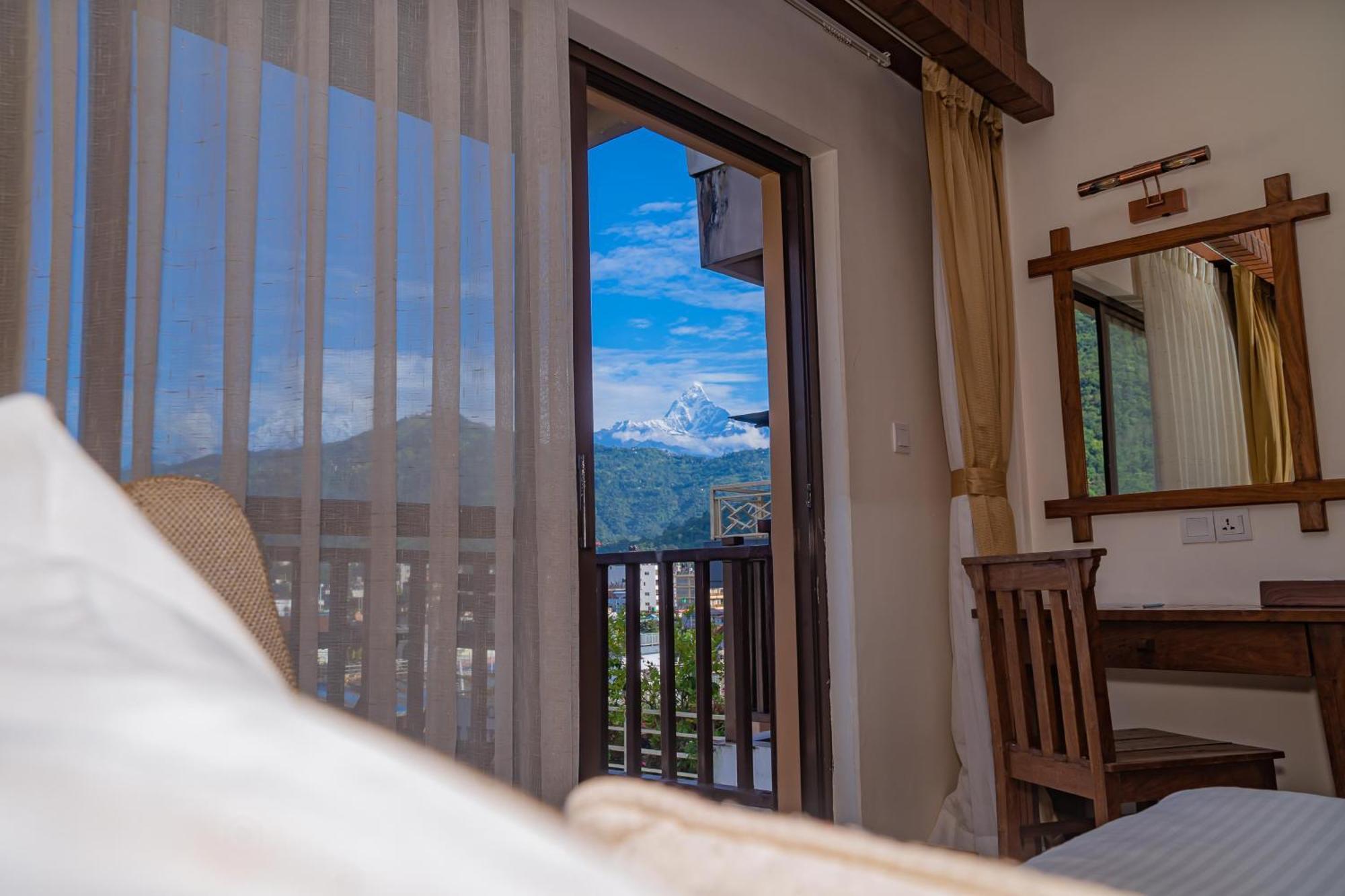 Готель Pokhara Batika Екстер'єр фото
