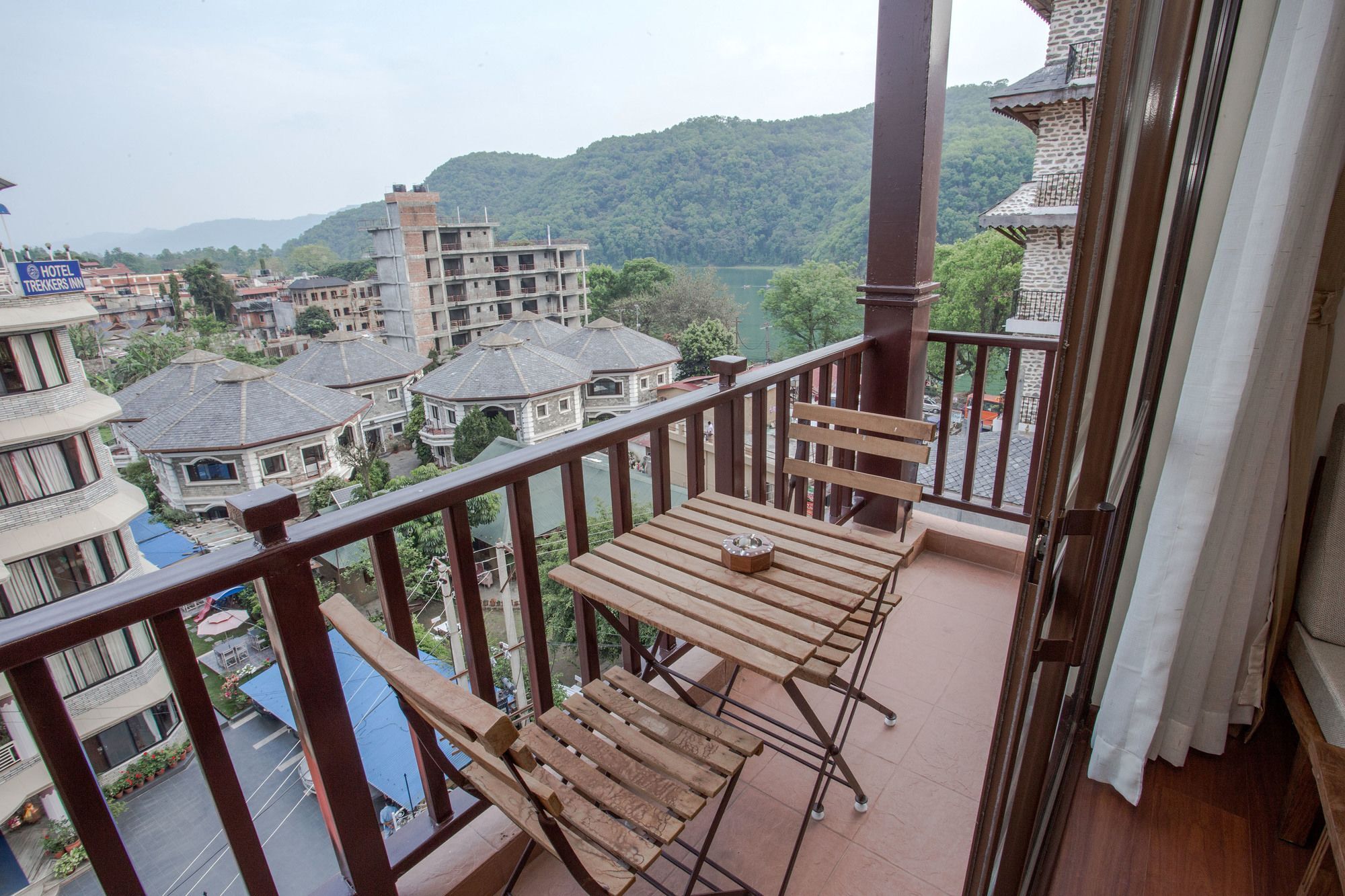 Готель Pokhara Batika Екстер'єр фото